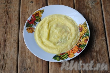 Выпекать блинчики в микроволновке 1 минуту при мощности 800 Ватт. Таким образом приготовить все блины, каждый раз смазывая тарелку растительным маслом.
