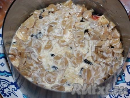 Грибы нарезать соломкой, выложить сверху на слой сыра, распределить, смазать майонезом.