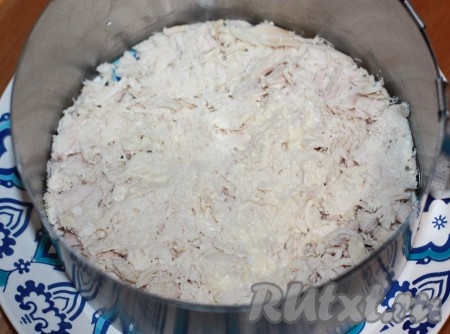 Отварную куриную грудку (при варке мясо посолить) нарезать небольшими кубиками, выложить в форму или салатник, смазать майонезом. Сверху посыпать измельченными грецкими орехами.
