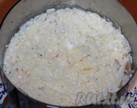 Сваренные вкрутую яйца очистить, белки отделить от желтков, натереть белки на терке, выложить на грибы, смазать майонезом.