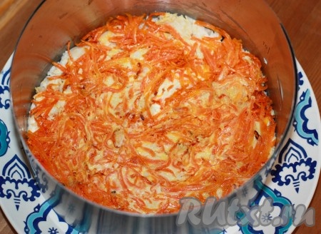 Морковь очистить, натереть на крупной терке, обжарить на сковороде на растительном масле до готовности, при этом посолить и поперчить по вкусу, выложить сверху на грудку и орехи. Чеснок мелко измельчить, половину от общего количества распределить по слою моркови, смазать майонезом.