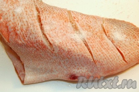 На каждой рыбке сделать надрезы, чтобы она лучше прожарилась.