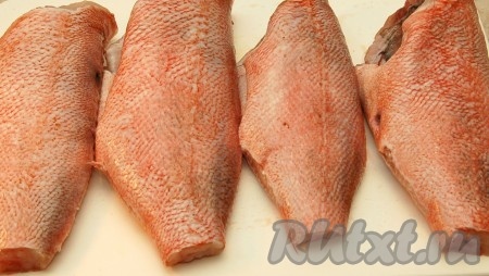 Приготовить рыбу, почистить, помыть, обрезать плавники.