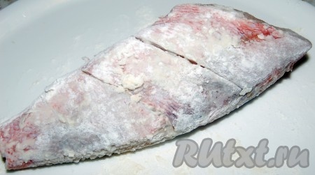 Кусочки морского окуня посолить, обвалять в муке.