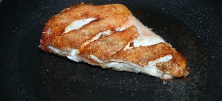 Кусочки морского окуня обжарить на растительном масле с двух сторон по 10-15 минут.