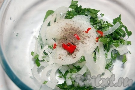 Петрушку мелко нарезать, репчатый лук нарезать тонкими кольцами, острый перец нарезать тонкими колечками (внутренние перегородки и семечки не использовать), выжать лимонный сок, добавить соль и перец.