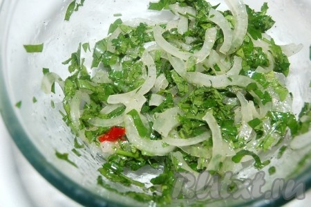 Перемешать салат.