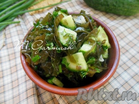 Этот простой, вкусный, полезный постный салат из маринованной морской капусты, зелени и свежих огурцов станет отличным дополнением к отварному картофелю или к другим гарнирам. 