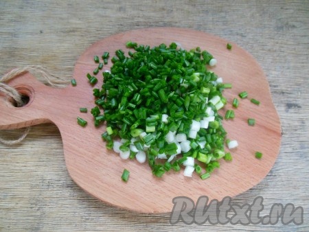 Мелко нарезать зелёный лук.
