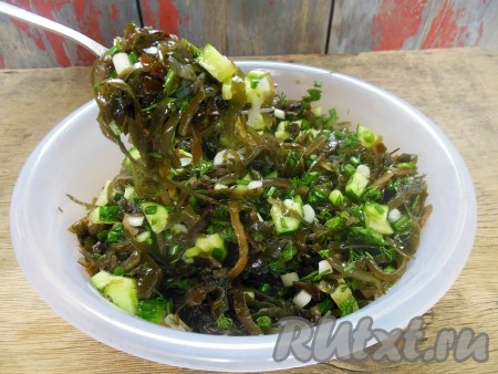 Перемешать получившийся салат и сразу подать к столу.