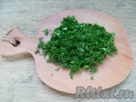 Зелень тоже нарезать мелко.