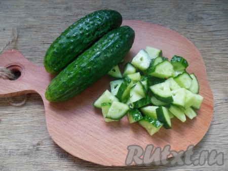 Нарезать огурцы на небольшие кусочки.