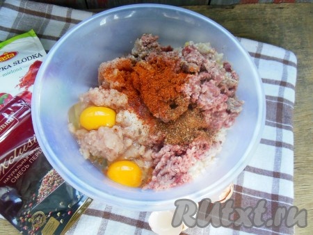 К получившейся массе добавить яйца, соль по вкусу, смесь перцев и паприку, тщательно перемешать.
