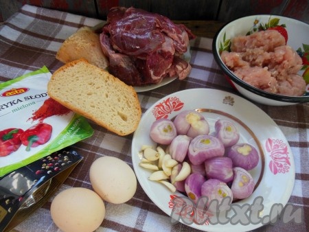 Подготовить продукты для приготовления котлет из куриного и свиного фарша в духовке.
