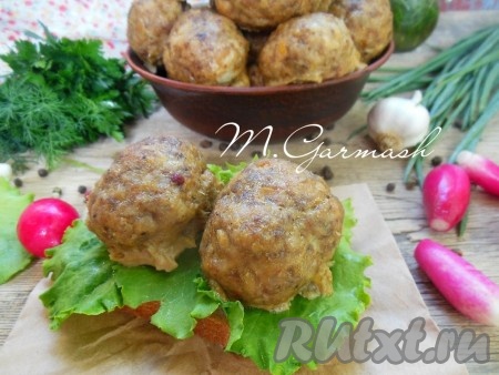 Котлеты из куриного и свиного фарша, приготовленные в духовке, получаются сочными и очень вкусными, подавайте их с рассыпчатыми кашами, картофельным пюре, зеленью и свежими овощами.
