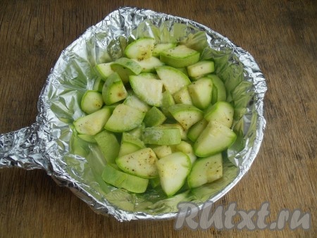Отправьте запекаться кабачки в заранее разогретую духовку и готовьте около 15 минут при температуре 180 градусов, затем снимите верхний слой фольги и запекайте еще 5 минут.
