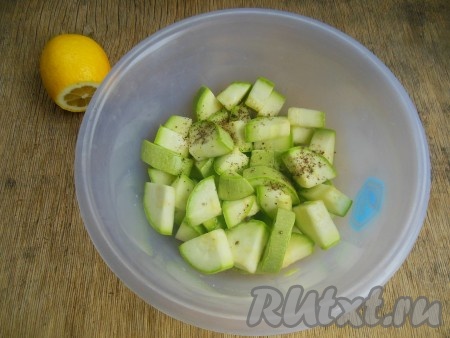 Добавьте по вкусу лимонный сок и молотый перец, перемешайте.
