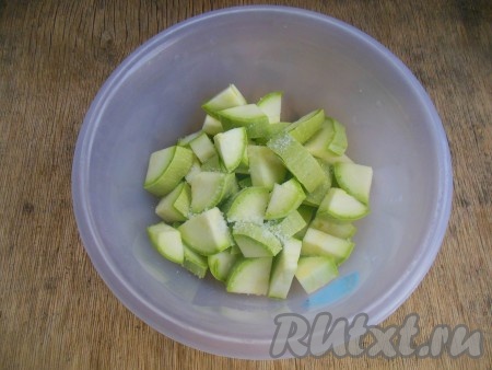 Слегка посолите кусочки кабачков, перемешайте, оставьте на 5-7 минут. За это время кабачок пустит сок, слейте его.
