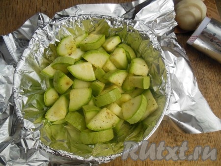 Переложите кабачки в застеленную фольгой форму.
