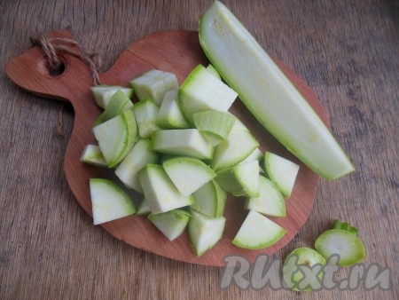 Молодой кабачок вымойте, нарежьте на небольшие кусочки вместе с кожурой. Если кабачок у вас не молодой, то удалите кожуру и семена.
