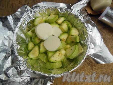 Сверху положите кусочки сливочного масла.
