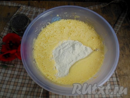 Добавьте просеянную муку, снова взбейте на низких оборотах миксера.
