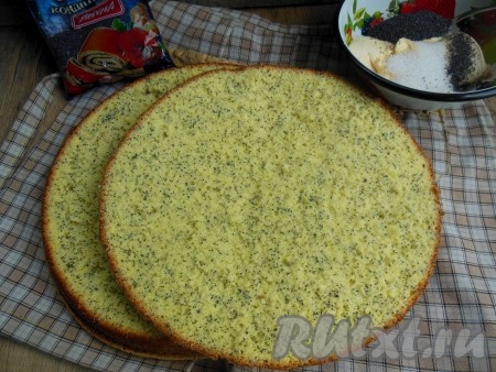 Выдержанный маковый бисквит можно подать к чаю или использовать для приготовления торта. В этот раз я приготовила очень простой тортик со сметанно-маковым кремом, вы можете использовать любой крем. Разрежьте бисквит на две части.
