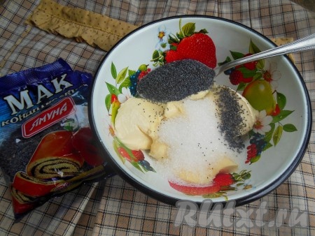 Для приготовления крема просто смешайте густую сметану, мак и сахар.
