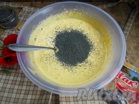 В тесто введите сухой мак, перемешайте при помощи ложки.
