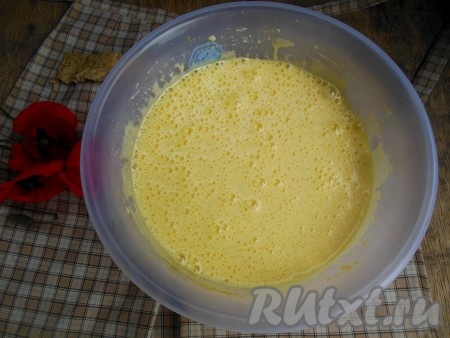 За это время сахар должен полностью раствориться, а яично-сахарная масса увеличится в объёме в несколько раз.
