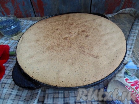 Выпекайте маковый бисквит в заранее разогретой духовке при температуре 170 градусов 35-40 минут, во время выпечки духовку не открывайте.
