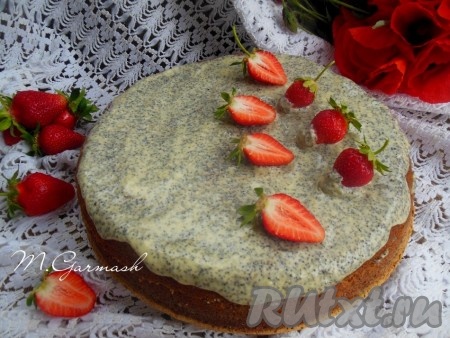 Украсьте торт, приготовленный на основе бисквита с маком, по своему вкусу. Такой тортик очень простой, особенно он понравится любителям маковой выпечки. Смело готовьте его для своей семьи, он прекрасно подойдет к чаю или кофе.