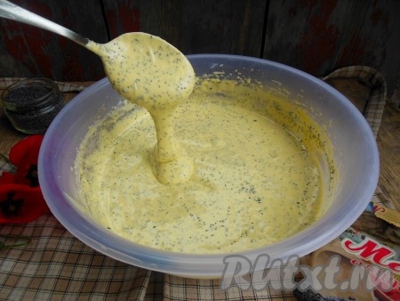 Готовое тесто для макового бисквита по консистенции напоминает домашнюю сметану средней густоты, легко стекает с ложки.
