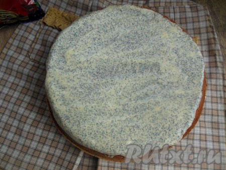 Готовый крем нанесите на нижний корж, затем положите верхний и снова нанесите оставшийся крем на верх торта.