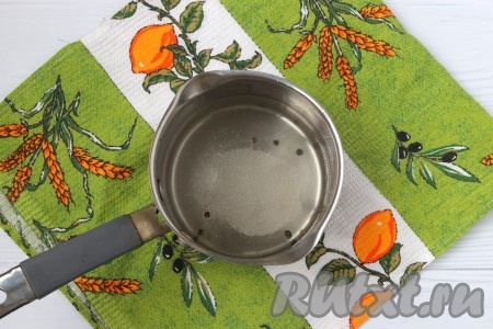 Для приготовления маринада в ковш влить воду, добавить к ней соль, сахар, растительное масло, горошины перца и уксус. Поставить маринад на огонь, довести до кипения и проварить до полного растворения соли и сахара.
