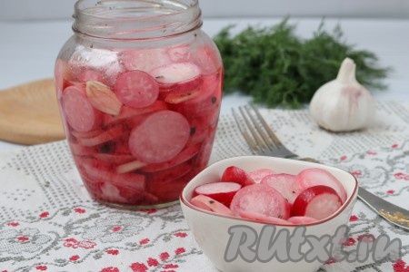 После этого маринованный редис можно подавать с картошкой или другим гарниром. Вот так быстро и просто можно приготовить отличную закуску, попробуйте!
