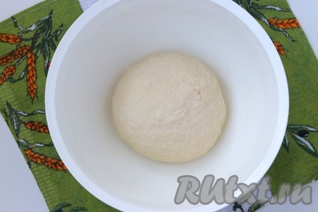 Далее понемногу добавлять оставшуюся муку, замешивая мягкое, послушное тесто. Этого теста хватит на 2 лепёшки. Оставить тесто в тёплом месте для увеличения объёма вдвое, а в это время заняться начинкой.

