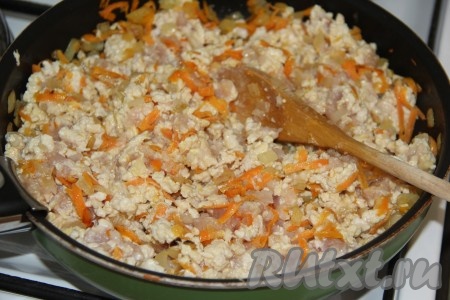 Обжарить фарш с овощами в течение 10 минут на среднем огне, разбивая комочки мяса и периодически перемешивая.
