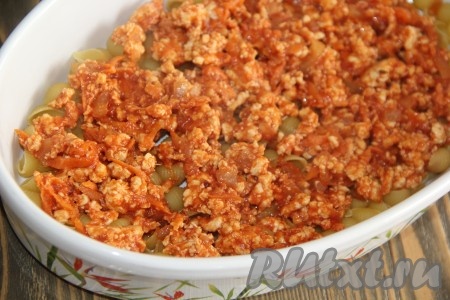 Затем выложить небольшое количество мясного фарша, равномерно распределяя его.
