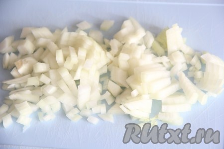 Очищенный репчатый лук мелко нарезать.
