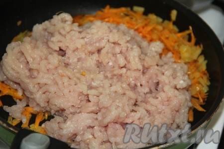 Затем к обжаренным овощам выложить фарш (я использовала куриный фарш).
