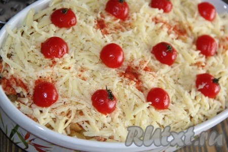 Верх лазаньи щедро посыпать сыром. По желанию, сверху можно выложить половинки помидоров черри и присыпать паприкой.
