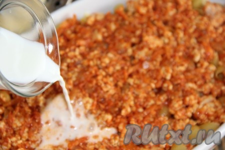 Повторить слои, выкладывая макароны, фарш и сыр. Затем ленивую лазанью, состоящую из макарон, фарша и сыра, залить молоком.
