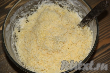 Сыр выложить в тесто.
