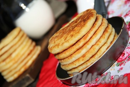 Аппетитные, вкусные сырные лепешки, приготовленные на кефире на сковороде, подать к столу с пылу с жару. Простой и удачный рецепт, попробуйте!
