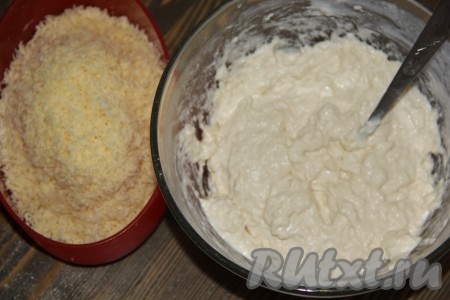 Тесто получится комковатым и липким. Сыр натереть на мелкой тёрке.

