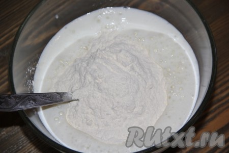 По истечении времени всыпать 1 стакан муки, перемешать ложкой.
