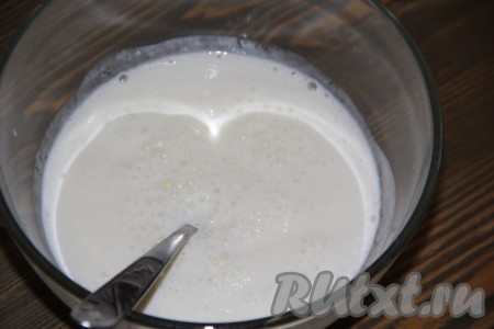 Кефир слегка подогреть, добавить соль, соду и сахар. Оставить на 10-15 минут (сода начнёт гаситься в кефире и на поверхности появятся пузырики).
