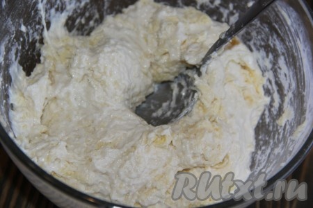 Перемешать тесто ложкой, оно будет всё ещё липким.
