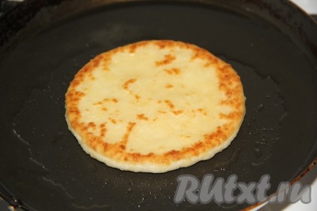 Затем перевернуть, обжарить с другой стороны до золотистой корочки и снять со сковороды. Аналогично приготовить все лепешки.
